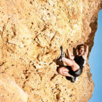 Photo d'un homme en train de faire de l'escalade