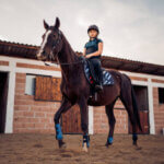 Photo d'une petite fille sur un cheval