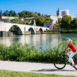 Photo d'une femme en train de faire du vélo