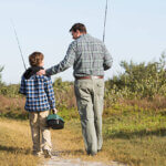 Photo d'une famille partant à la pêche