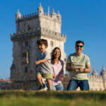 Photo d'une famille visitant un château