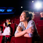 Photo d'une femme au cinéma