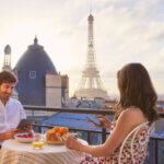 Photo d'un couple en train de diner dans un restaurant