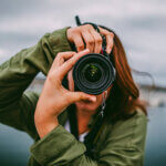 Photo d'une femme avec un appareil à photo