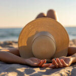 Photo d'une femme en train de bronzer